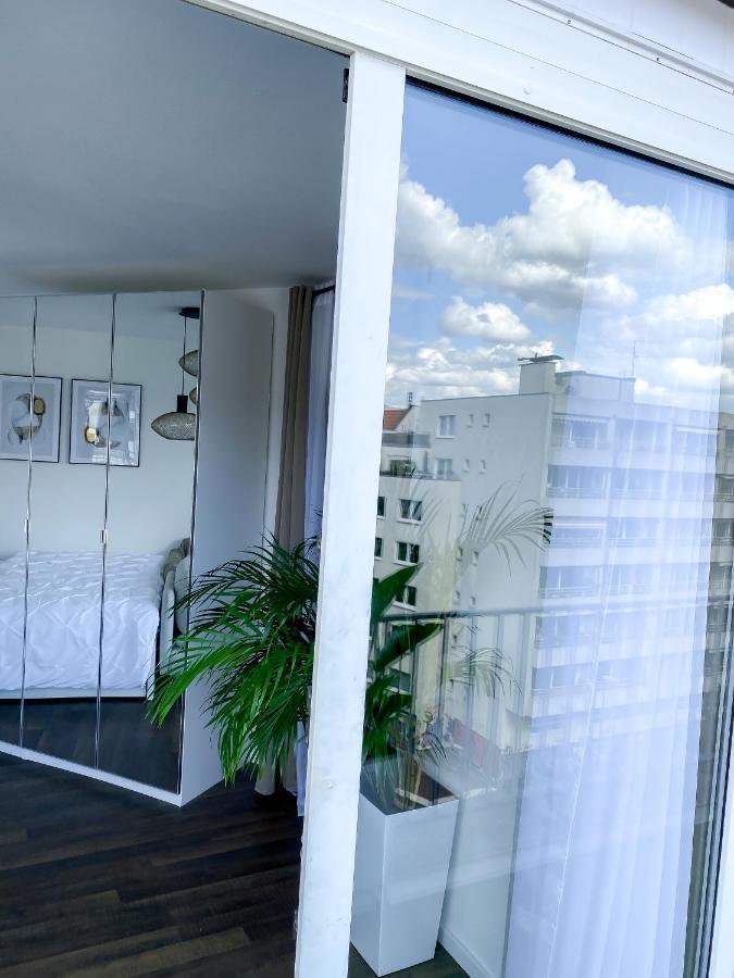 Dani Stylish Minimal Innercity Terrace Keulen